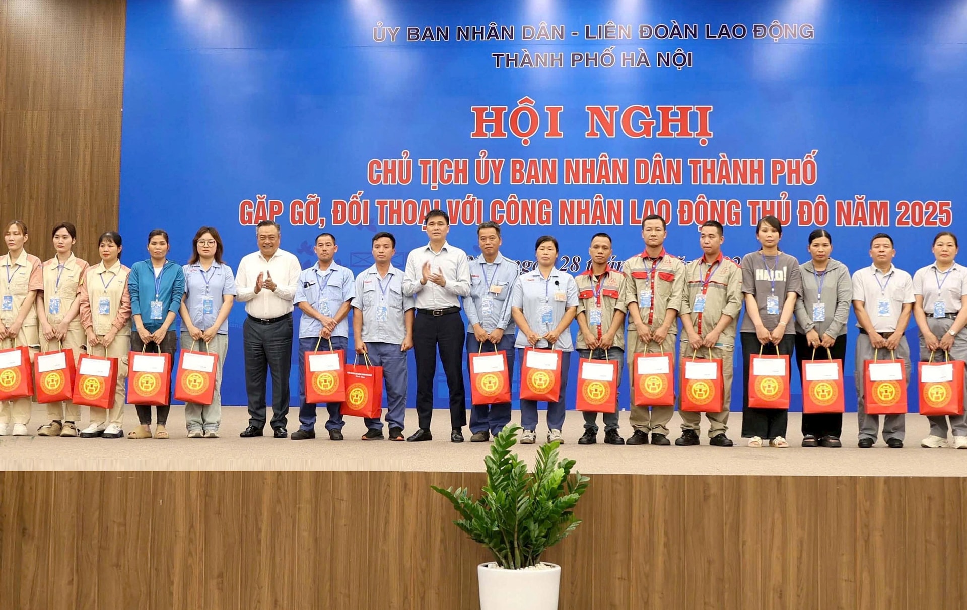 chu-tich-ubnd-thanh-pho-ha-noi-tran-sy-thanh-va-pho-chu-tich-tong-lien-doan-lao-dong-viet-nam-ngo-duy-hieu-trao-qua-tang-cong-nhan-lao-dong-thu-do.-anh-viet-thanh.jpg