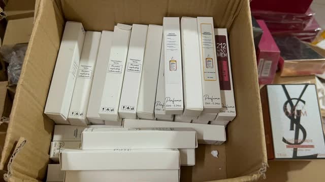 Hà Nội: Cửa hàng phố cổ công khai kinh doanh hàng ngàn chai nước giả