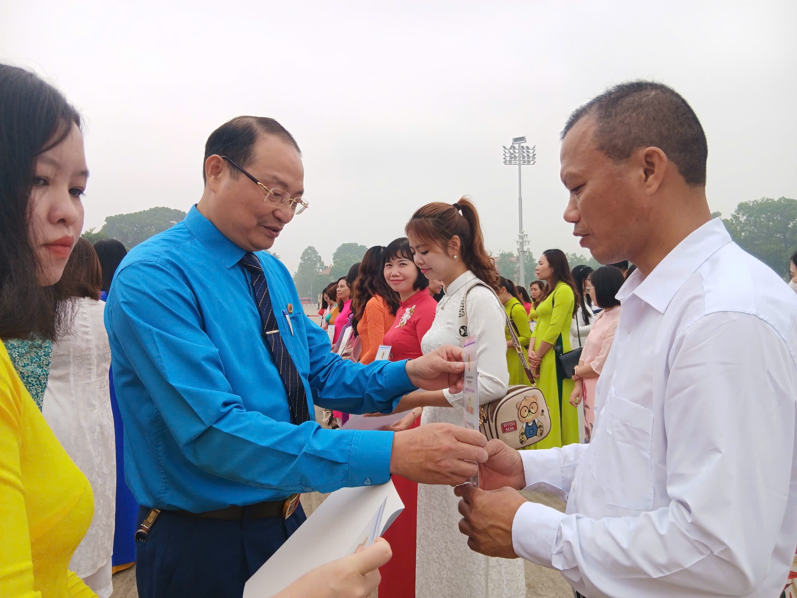 Thanh Trì: Khen thưởng 36 công nhân giỏi và 103 “Gia đình công nhân viên chức lao động tiêu biểu”