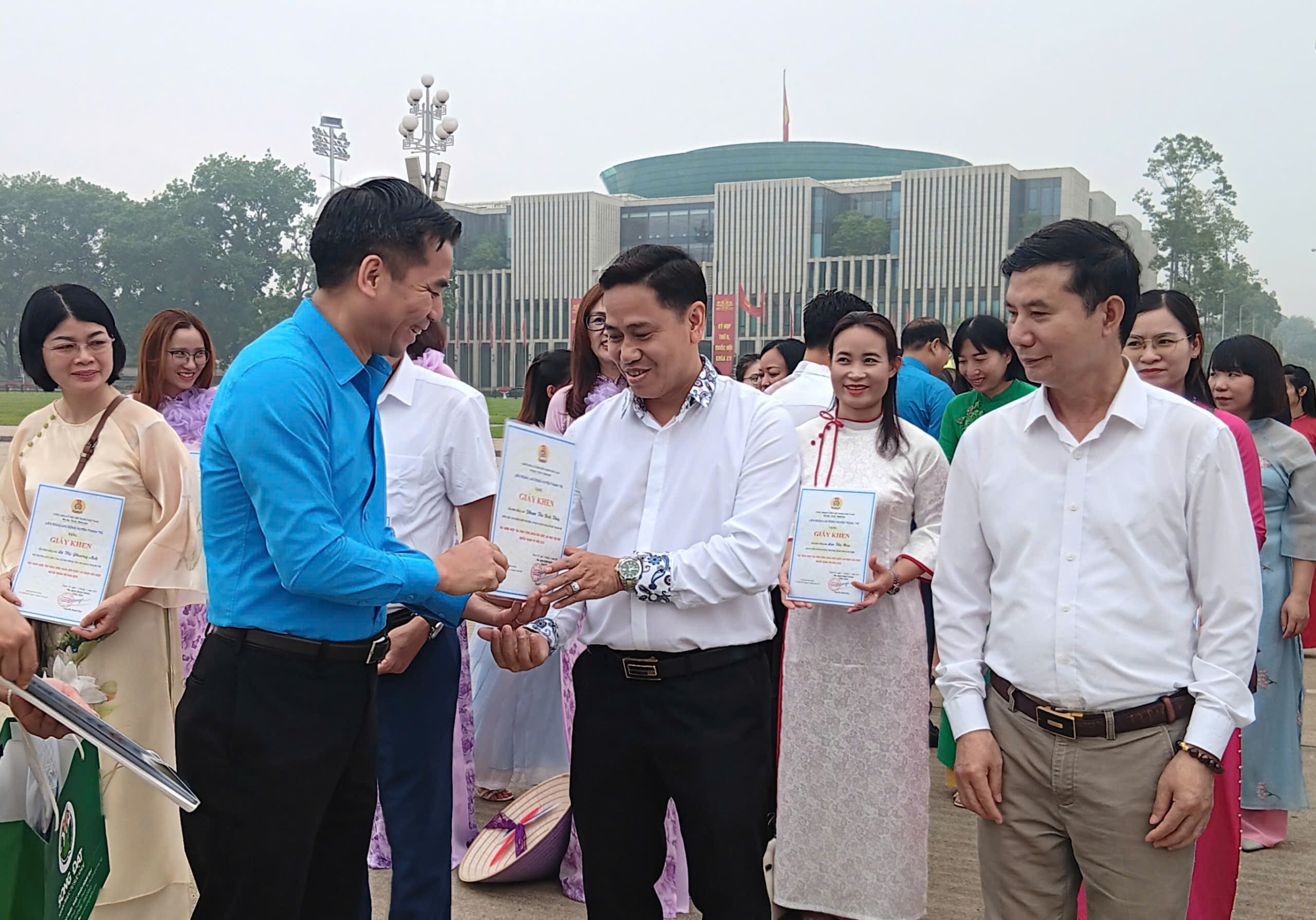 Thanh Trì: Khen thưởng 36 công nhân giỏi và 103 “Gia đình công nhân viên chức lao động tiêu biểu”