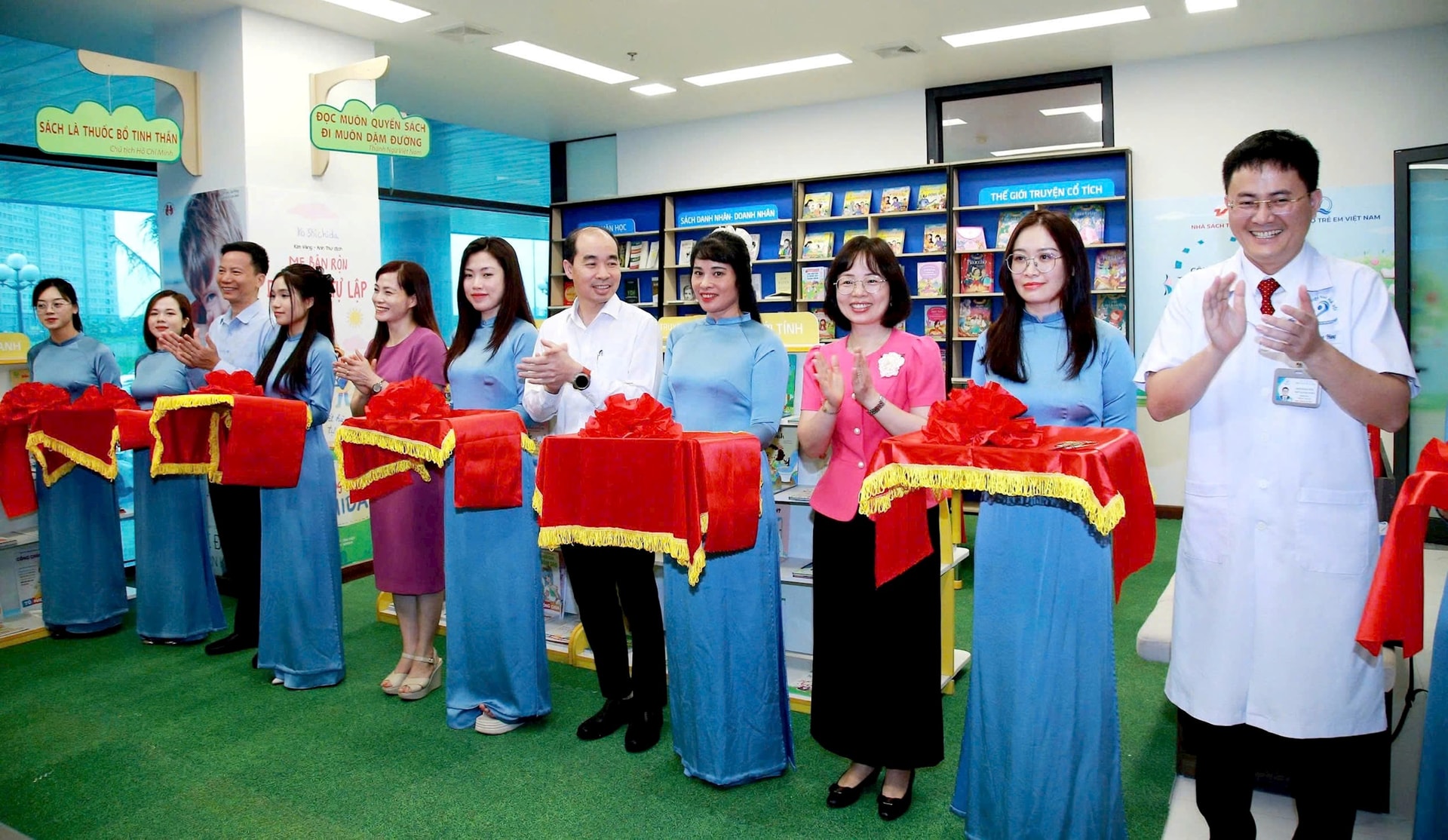 nhi-hn-khanh-thanh-thu-vien.jpg