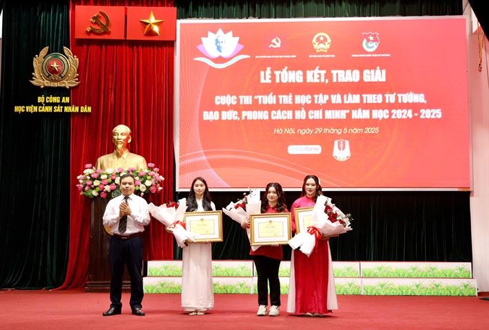 Ban tổ chức trao thưởng tới các thí sinh đoạt giải Nhất cuộc thi. Ảnh: MOET