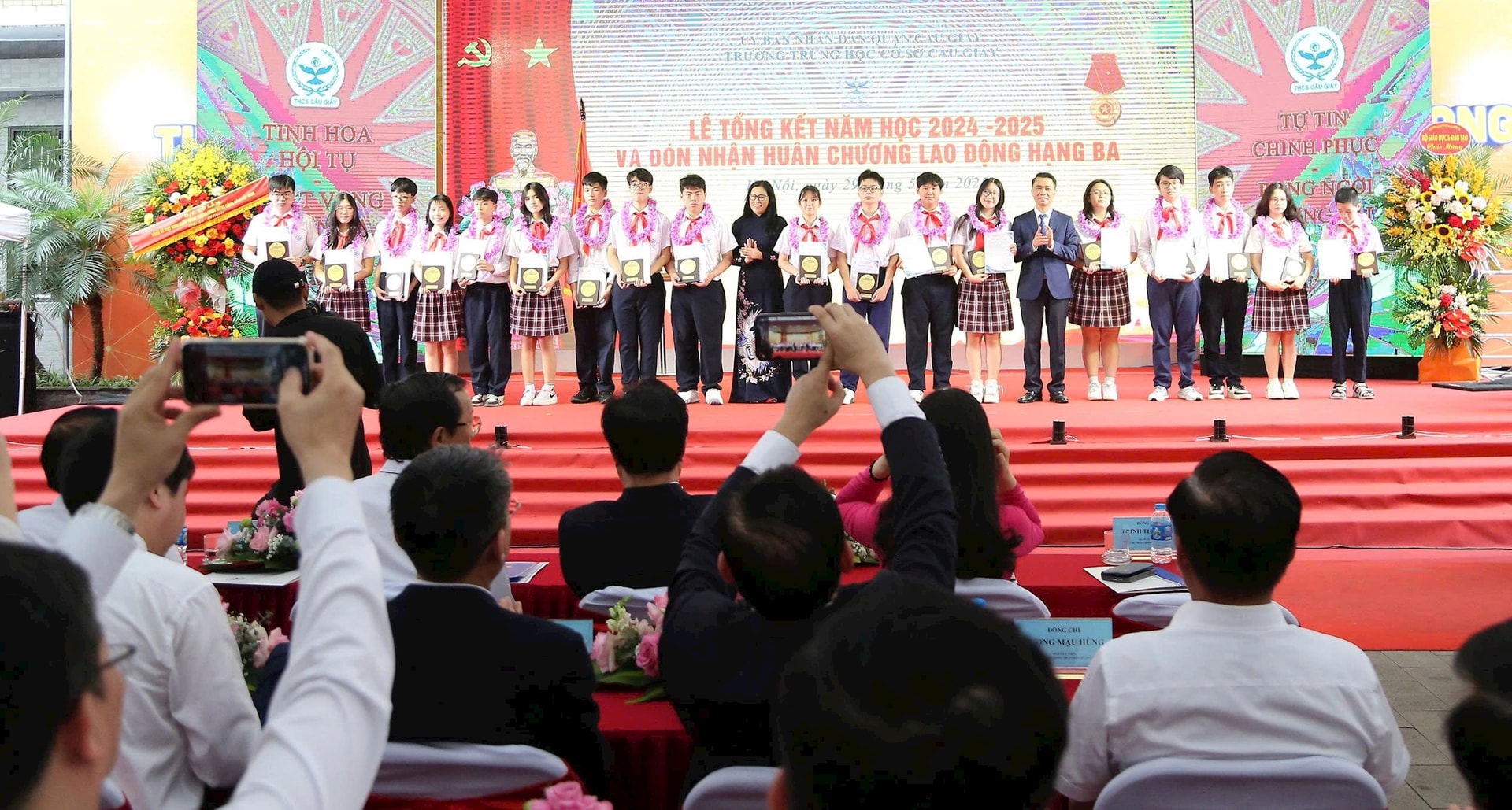 2905-thcs-cau-giay-1-trao-thuong-hs.jpg