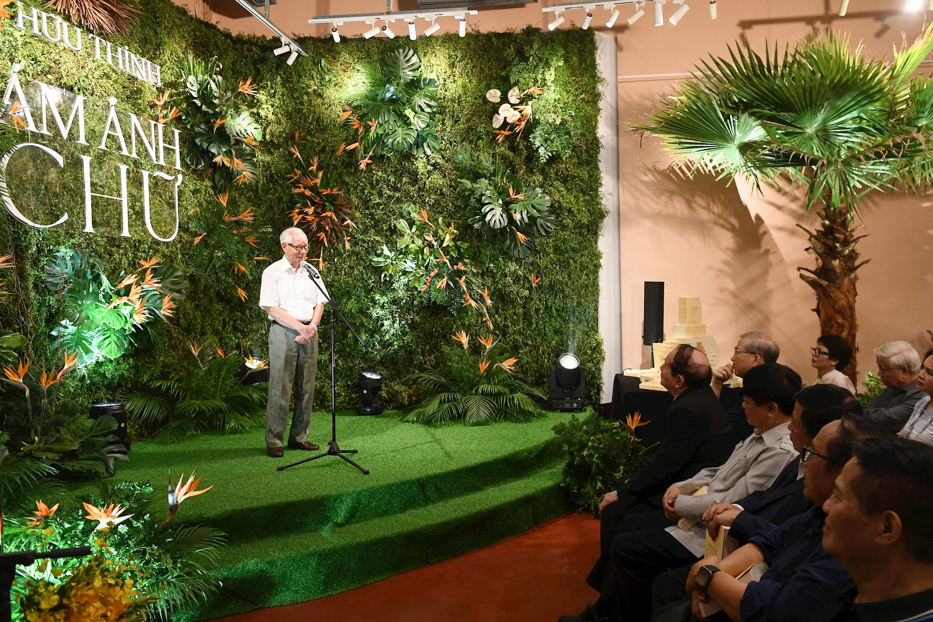 Writer Hoang Quoc Hai shares about the new book of poet Huu Thinh. Photo: BTC