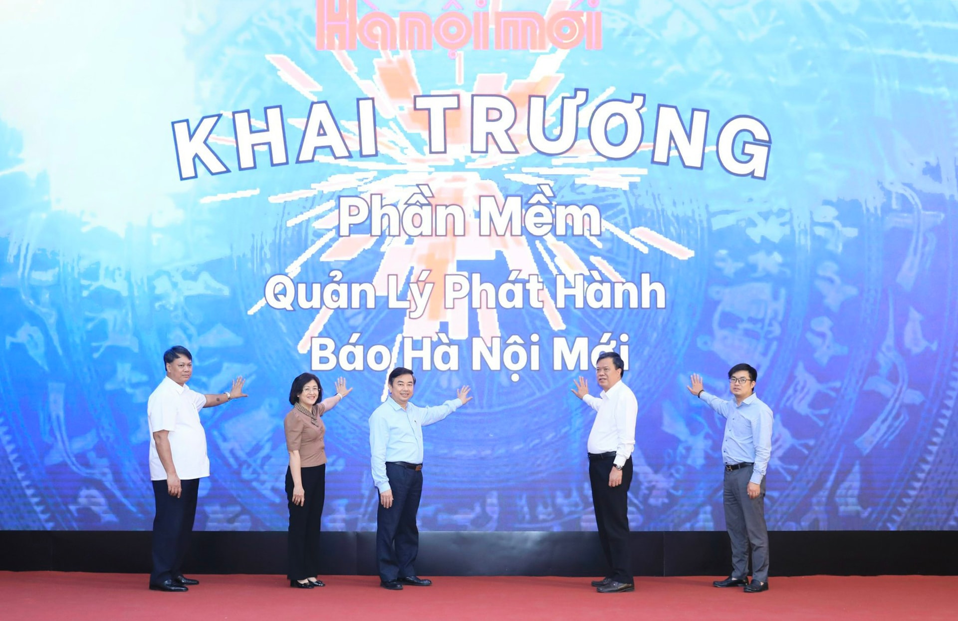 cac-dai-bieu-thuc-hien-nghi-thuc-khai-truong-phan-mem-quan-ly-phat-hanh-bao-hanoimoi.-anh-do-tam.jpg