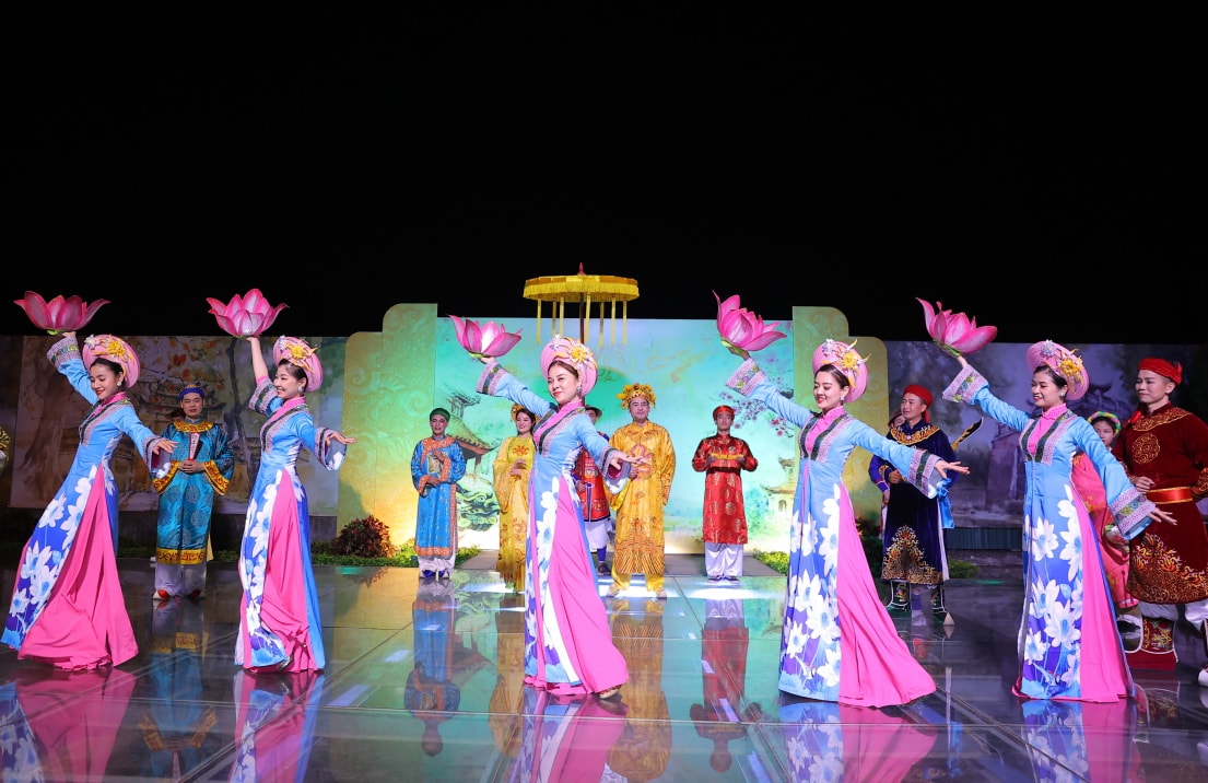 trinh-dien-dieu-mua-cung-dinh-tai-tour-dem-giai-ma-hoang-thanh-thang-long-..jpg