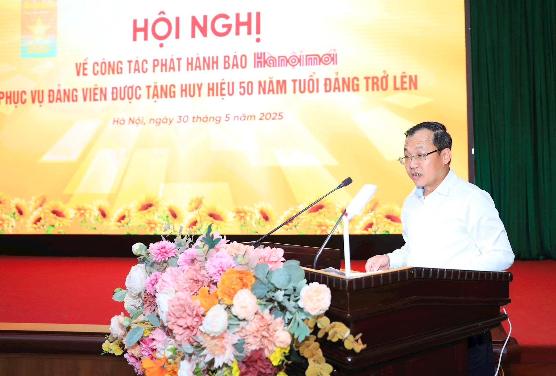 hnm-a-cong-.jpg