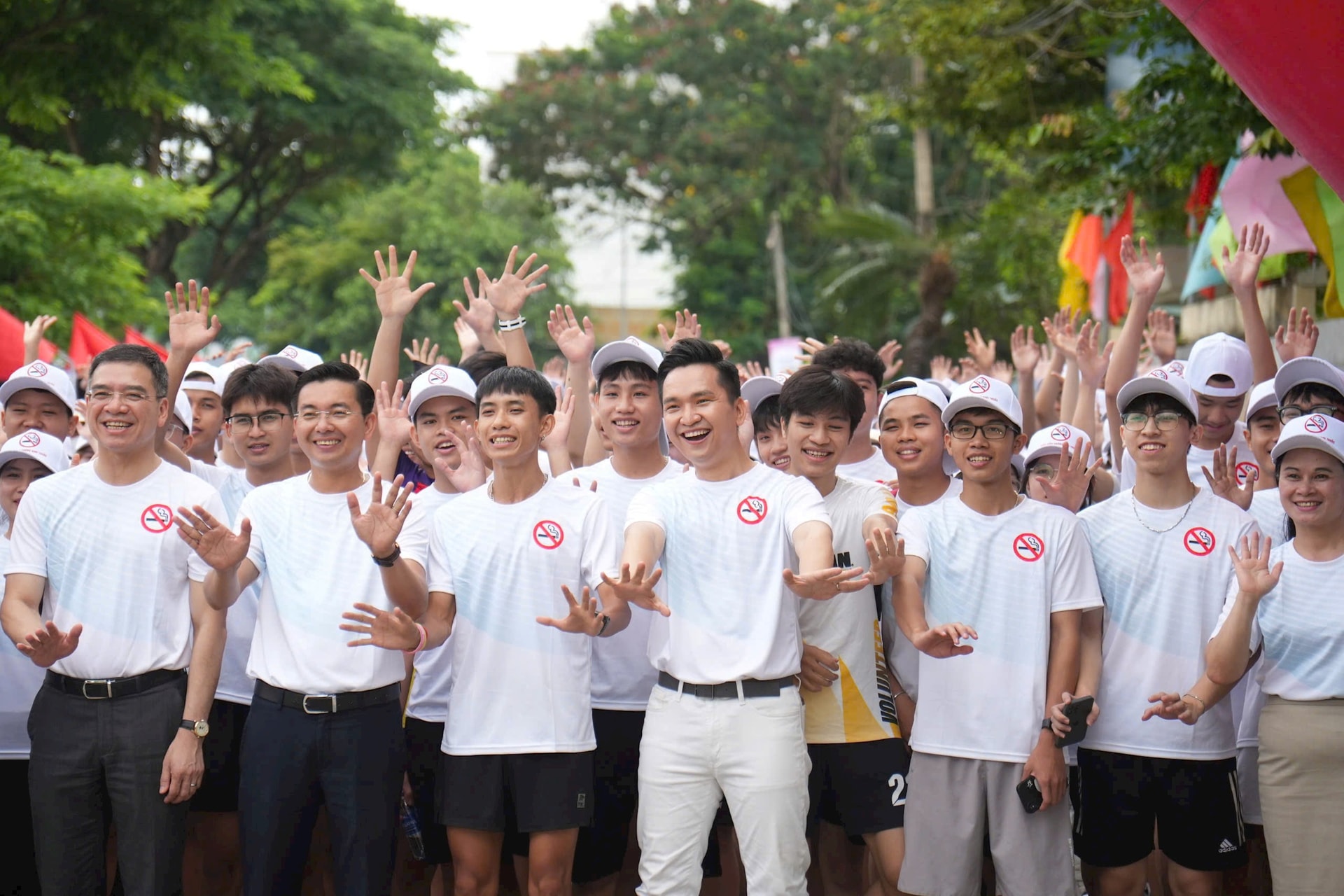 tuj-tin-noi-khong.jpg