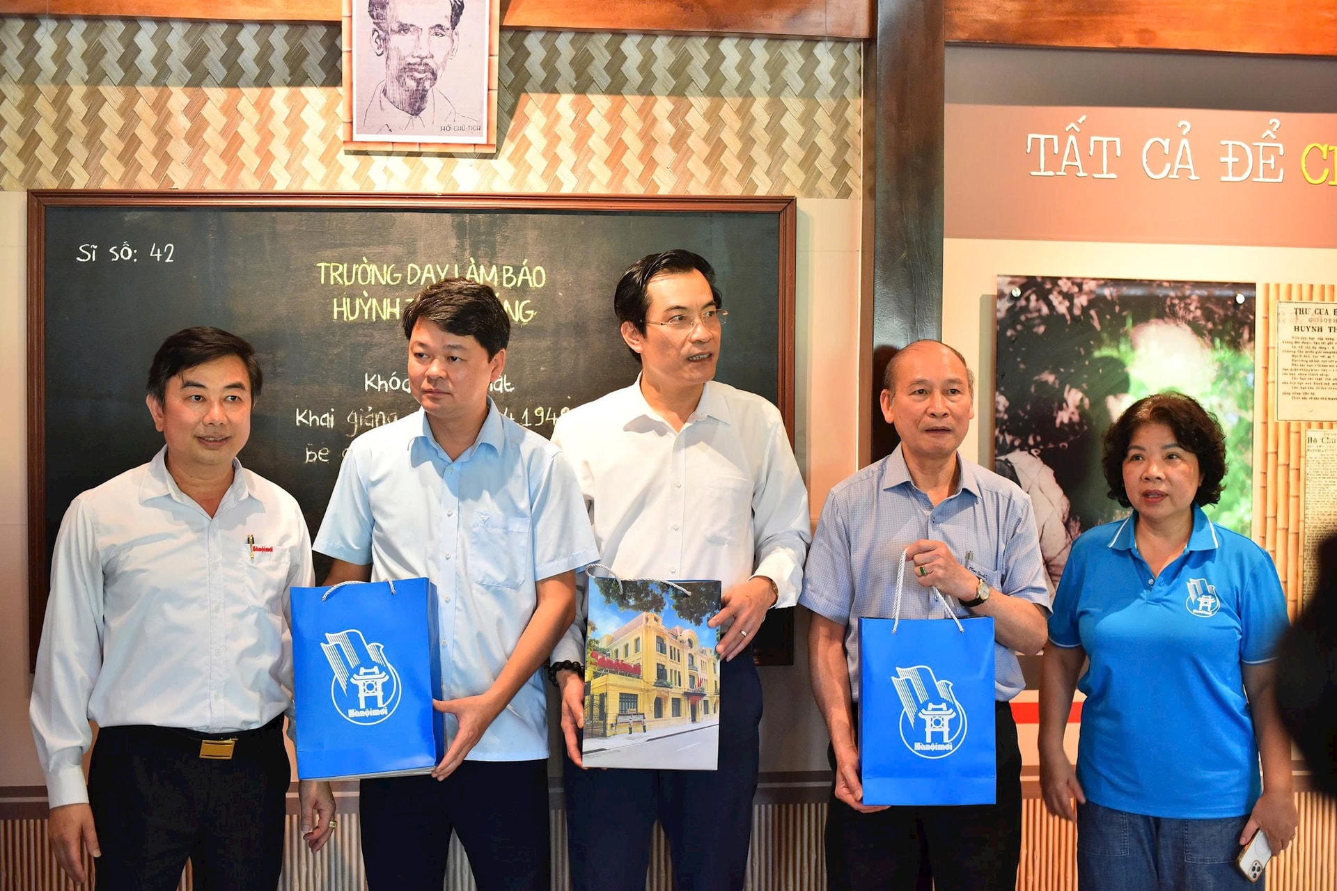 Lãnh đạo Báo Hànộimới tặng quà lãnh đạo Báo Thái Nguyên và Phó Chủ tịch Thường trực Hội Nhà báo Hà Nội. Ảnh: Phan Anh