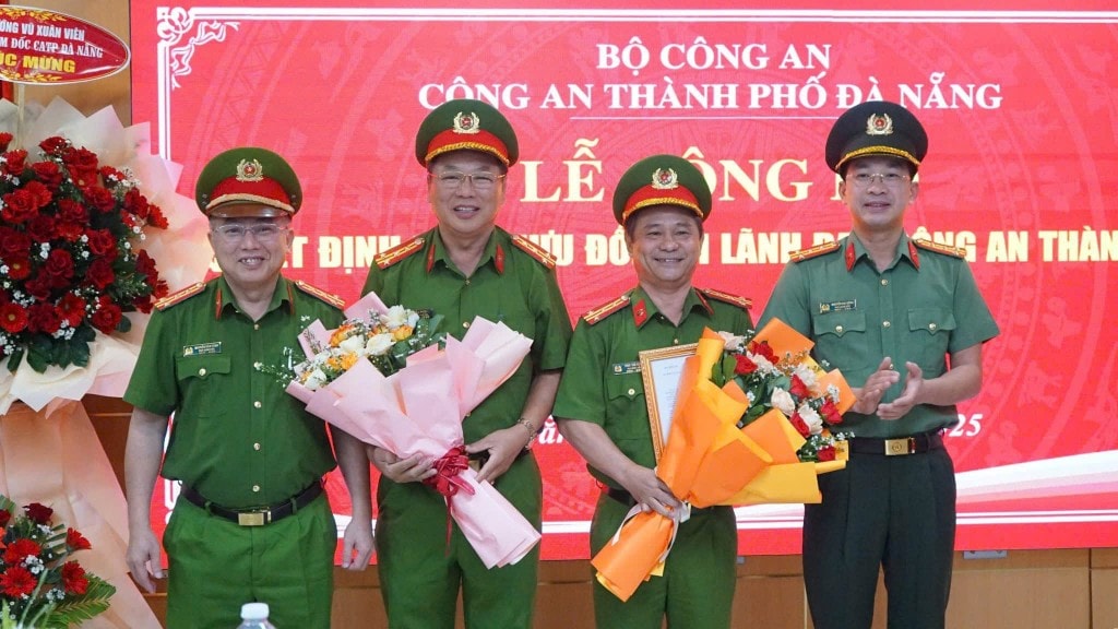 Đại tá Nguyễn Đại Đồng, Phó Giám đốc phụ trách Công an TP Đà Nẵng trao hoa và quyết định cho 2 đồng chí Phó Giám đốc Công an TP Đà Nẵng nghỉ công tác, hưởng chế độ (Ảnh CA)