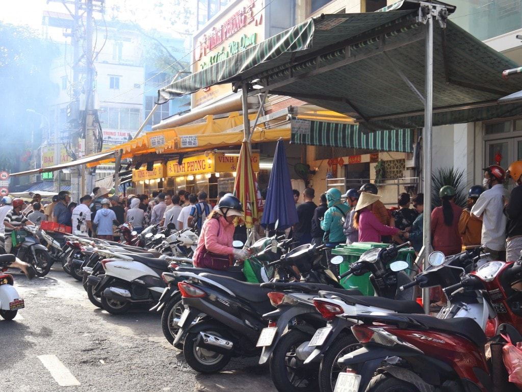 Hàng dài người dân xếp hàng đợi mua vịt quay