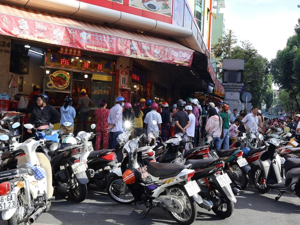 Khách vây kín tại một cửa hàng vịt quay ở Quận 5