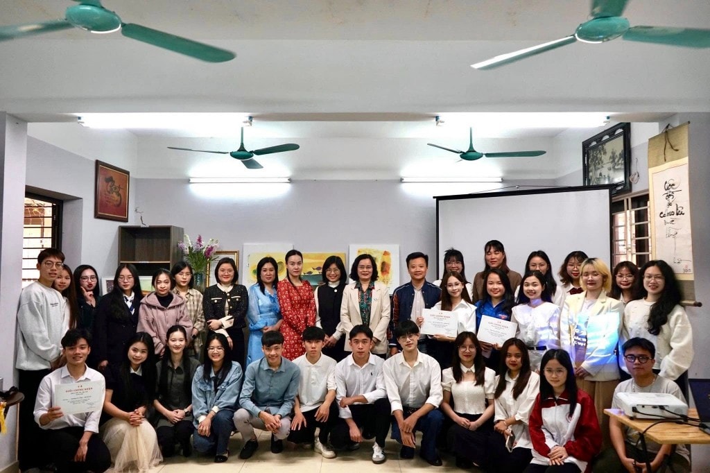 TS Đỗ Thị Thu Thủy và các em sinh viên Khoa Viết văn - Báo chí, Trường Đại học Văn hóa Hà Nội TS Đỗ Thị Thu Thủy và các em sinh viên Khoa Viết văn - Báo chí, Trường Đại học Văn hóa Hà Nội