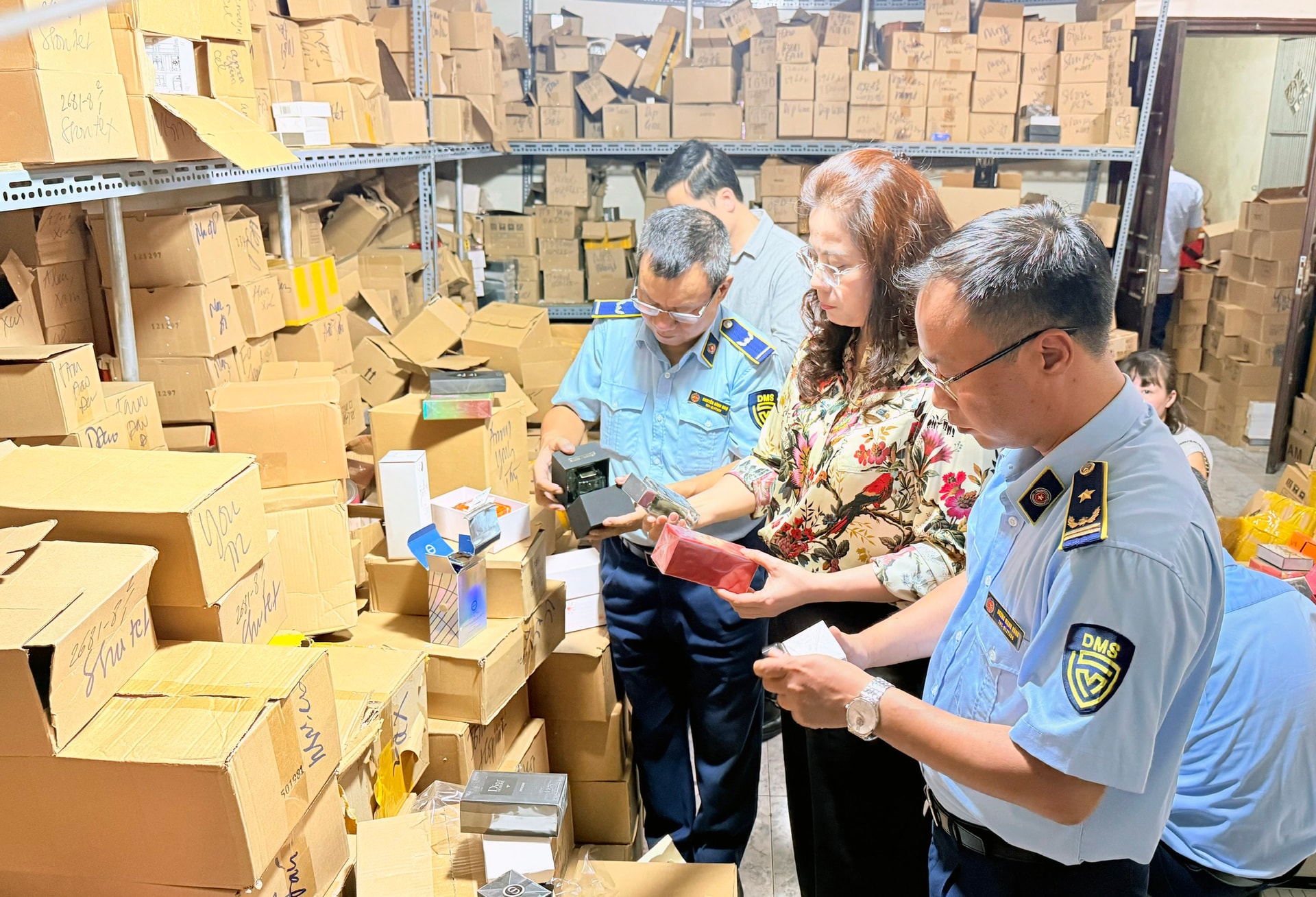 Департамент управления рынком Ханоя проверяет флаконы для духов с признаками подделки в торговых заведениях на улице Paper Shop Street в районе Хоан Кием..jpg