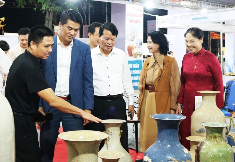gioi-thieu-san-pham-gom-su-toi-du-khach-tai-lang-nghe-bat-trang-huyen-gia-lam-..jpg