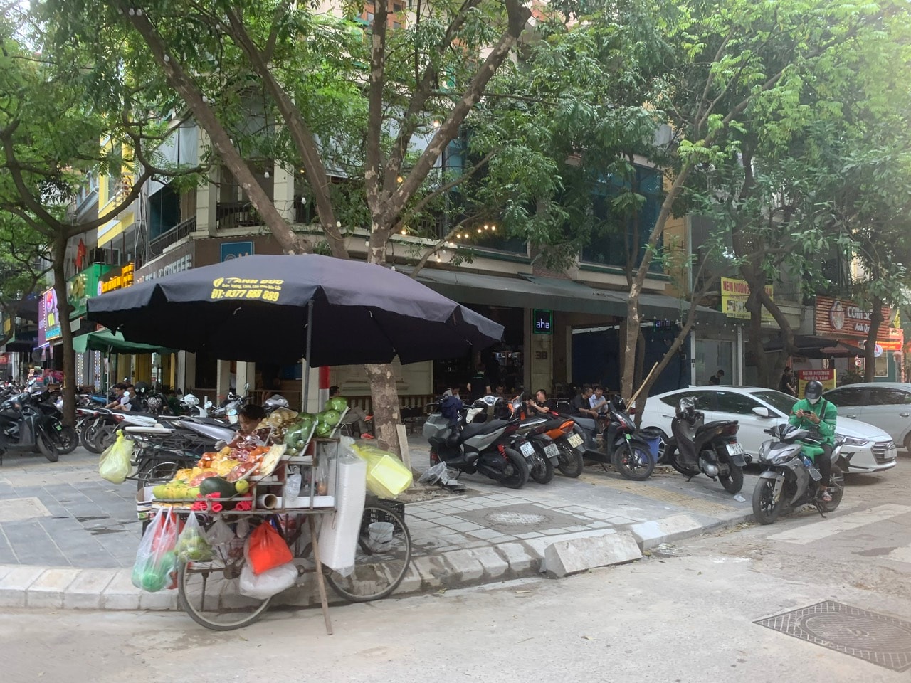 o-to-xe-may-thuong-xuyen-do-tren-via-he-duoi-long-duong-o-quan-ca-phe-aha-tai-so-38-pho-duy-tan-quan-cau-giay-..jpg