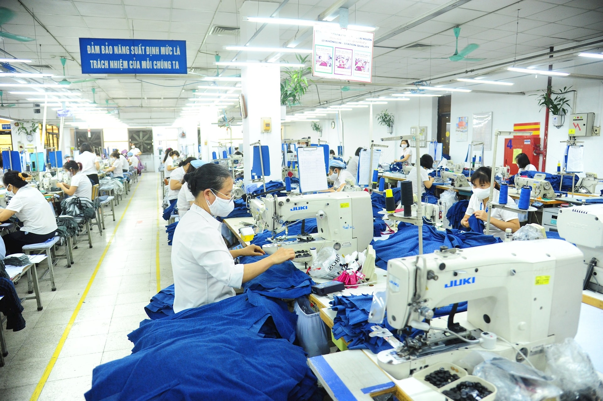 san-xuat-hang-may-mac-xuat-khau-tai-tong-cong-ty-may-10-ctcp.-anh-nhat-nam.jpg