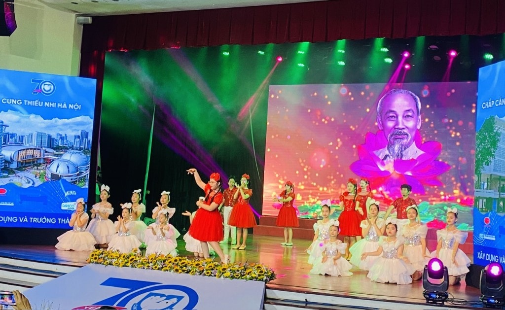 Các em thiếu nhi diễn văn nghệ