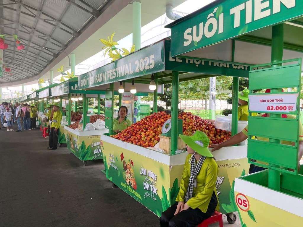 Khu chợ trái cây đặc sản, quy tụ hàng trăm loại trái cây tươi ngon của Việt Nam, được bán với mức giá ưu đãi, thấp hơn thị trường từ 20% đến 30%.