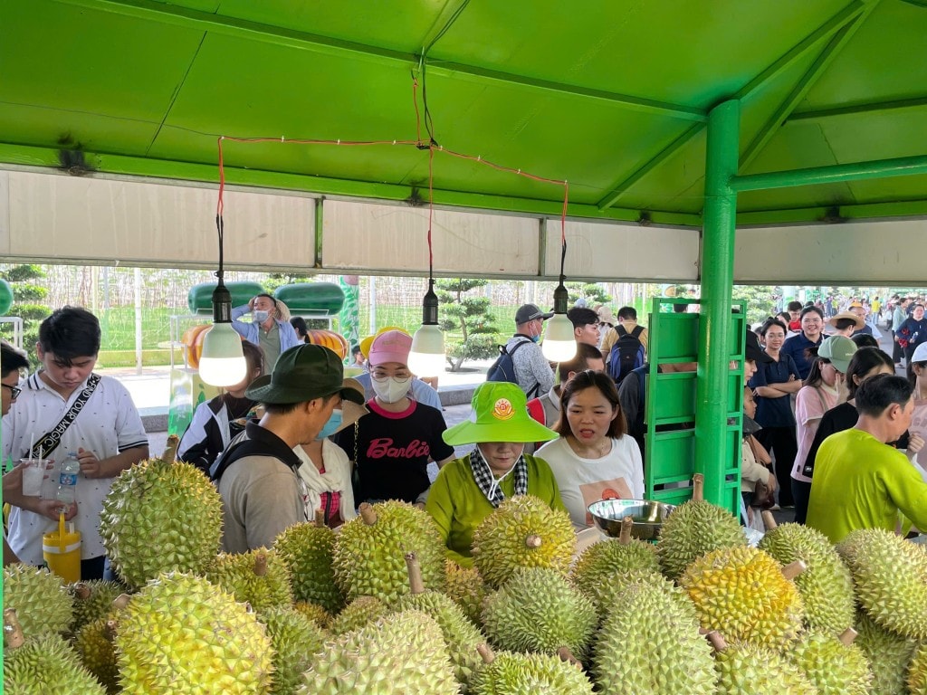 Gian hàng sầu riêng được đông đảo người dân ghé thăm bởi mức giá bán ưu đãi, từ 55.000 - 65.000/kg