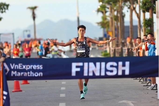 Anh Khôi không có đối thủ trên đường chạy 42km nam.
