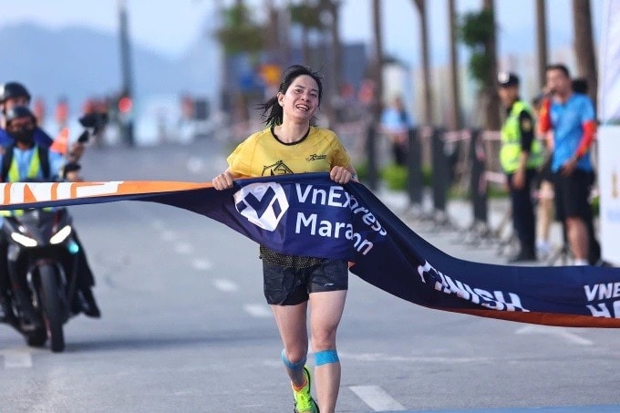 Phạm Thị Hiên, người từng giữ kỷ lục marathon nữ Việt Nam cuối những năm 2000, bất ngờ về nhất 21km nữ với kết quả tạm tính 1 tiếng 29 phút 2 giây.