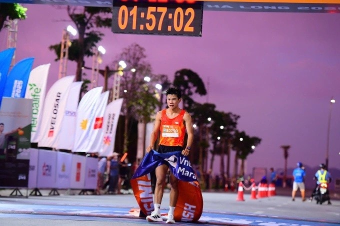Vỹ Ly vượt qua các đối thủ mạnh để về nhất 21km nam