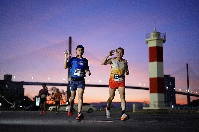 Runner đón bình minh trên cung đường chạy của VnExpress Marathon.