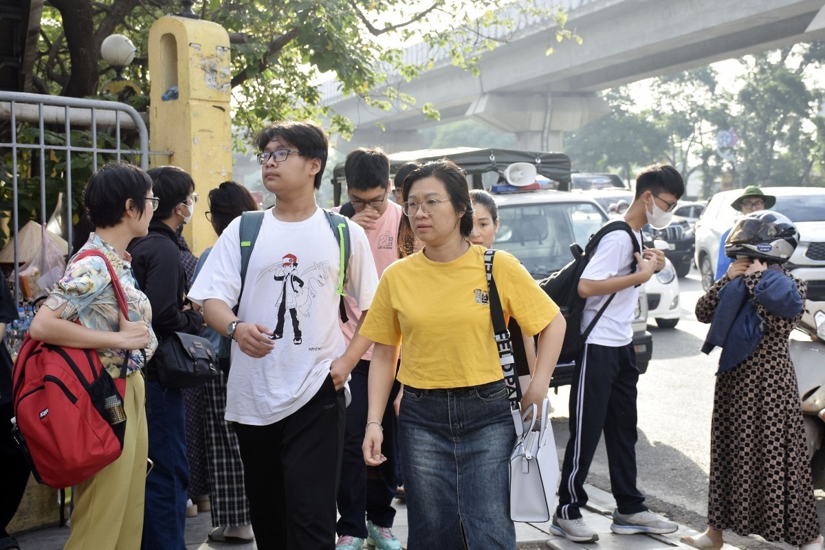 Thí sinh “tranh vé” vào lớp 10 Trường THPT chuyên Khoa học Tự nhiên