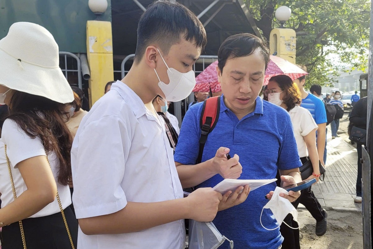 Hàng nghìn thí sinh tranh suất vào lớp 10 Trường THPT chuyên Khoa học Tự nhiên