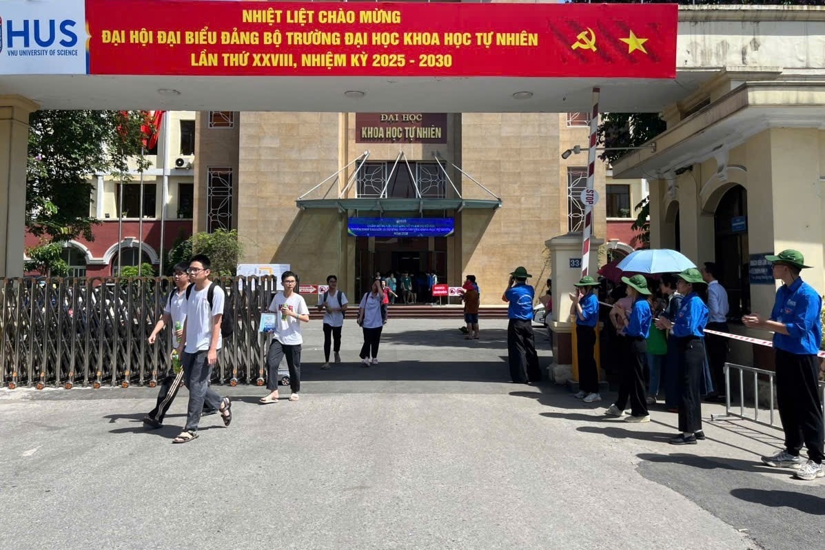 Hàng nghìn thí sinh tranh suất vào lớp 10 Trường THPT chuyên Khoa học Tự nhiên