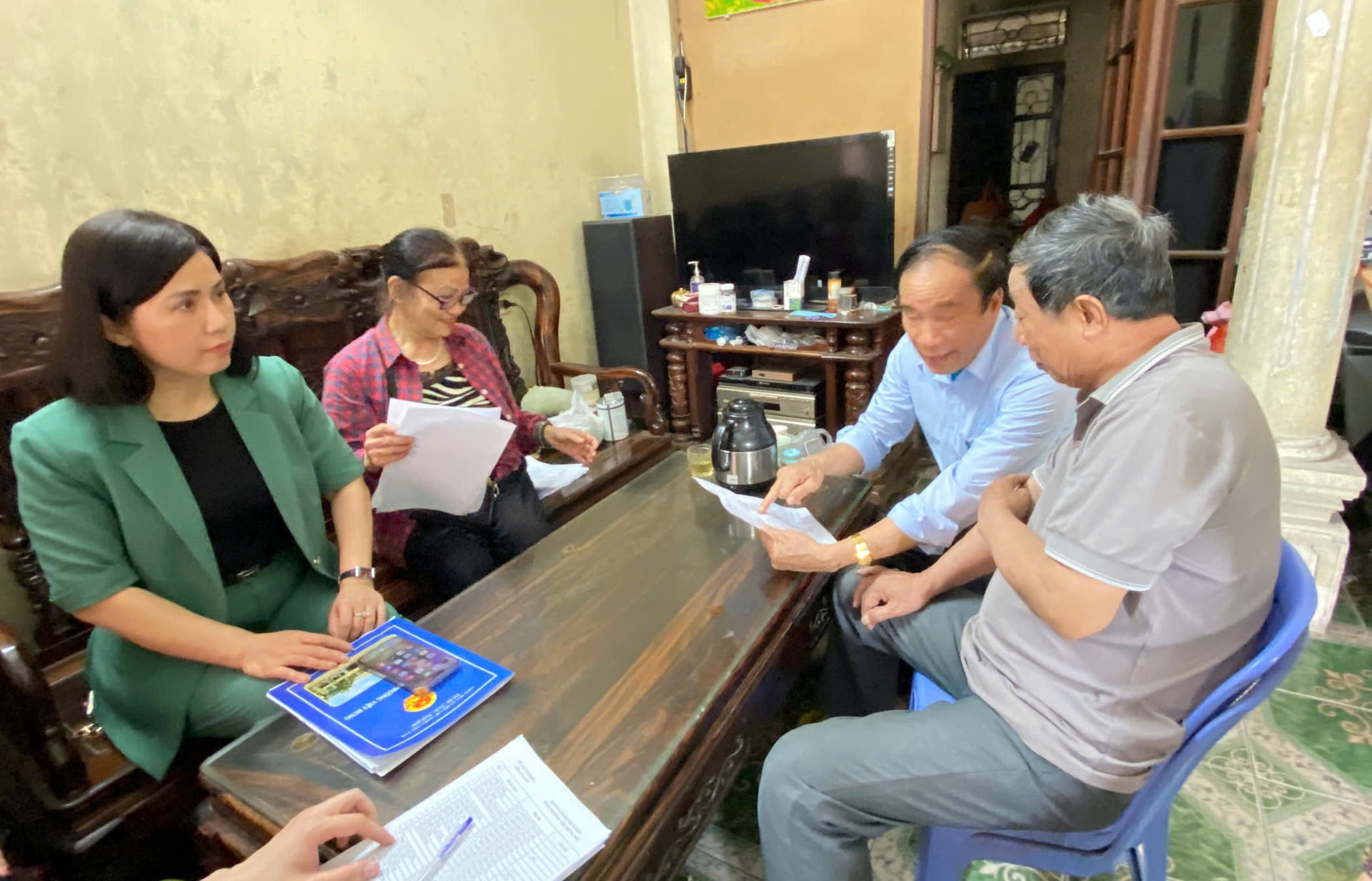can-bo-ubnd-phuong-viet-hung-quan-long-bien-lay-y-kien-nguoi-dan-ve-phuong-an-sap-xep-don-vi-hanh-chinh-cap-xa.-anh-ha-vu.jpg