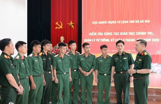lanh-dao-bo-tu-lenh-thu-do-ha-noi-kiem-tra-nhan-thuc-cua-chien-si-tieu-doan-thong-tin-thuoc-bo-tham-muu..jpg