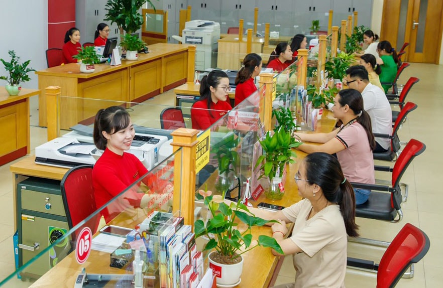 khach-hang-giao-dich-tai-ngan-hang-nong-nghiep-va-phat-trien-nong-thon-viet-nam.-anh-nguyen-quang.jpg