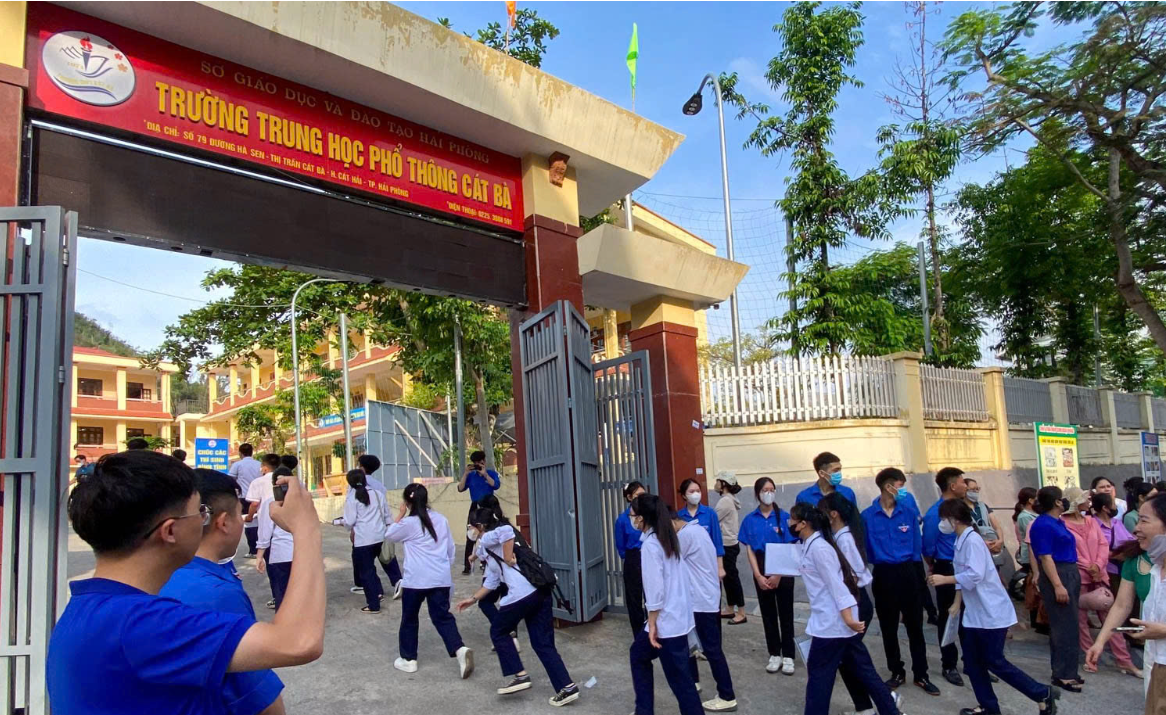 Các thí sinh háo hức đến phòng thi. Ảnh: Hoàn Nguyễn