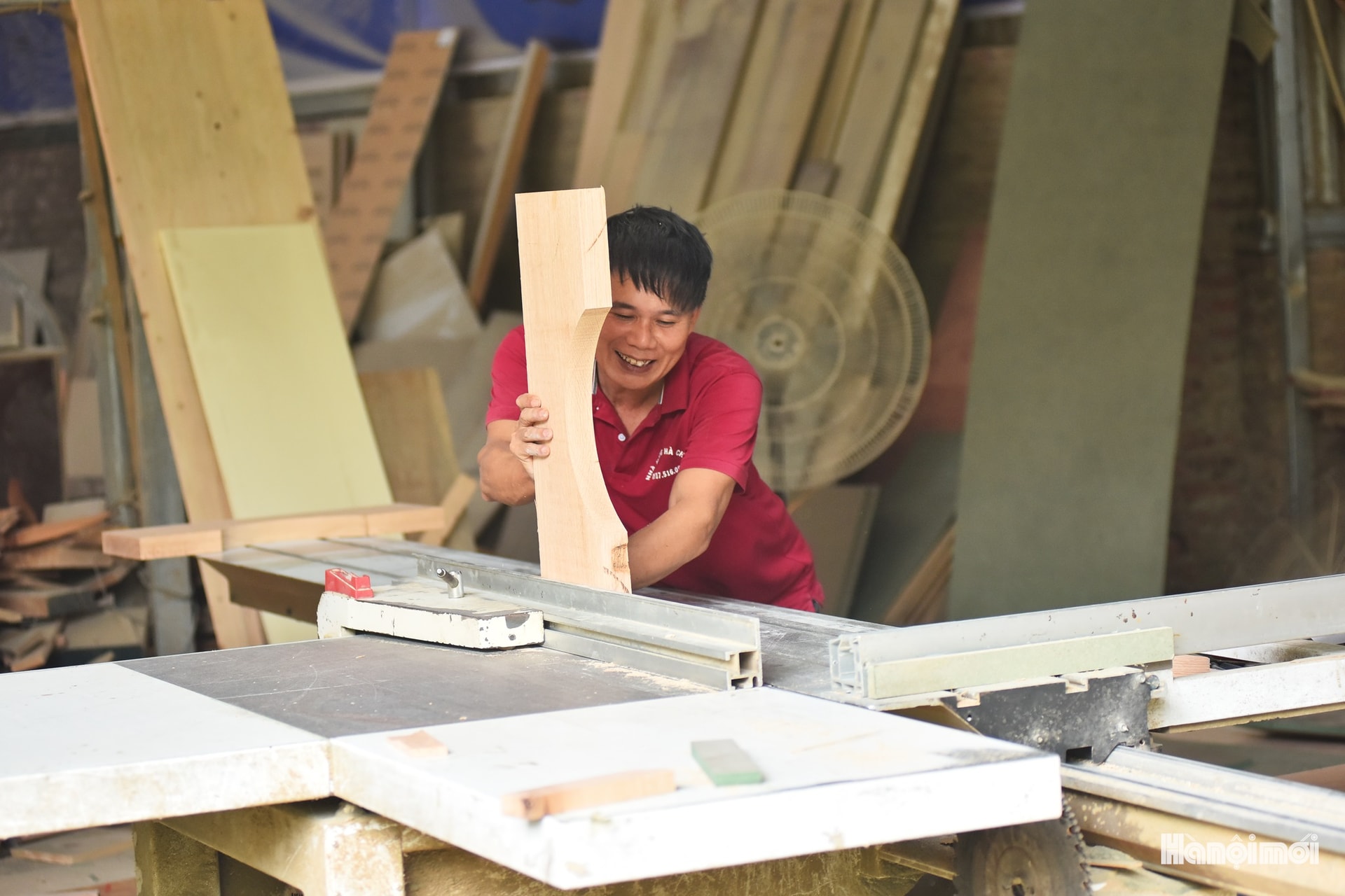 ハノイの木製家具製造村は数百年の歴史があり、カンナウ、チャンソン(タックタット郡)、チャントン(フースエン郡)、トゥオンマオ(ハドン郡)として有名です。これらの村は、ベトナム文化が染み込んだ、使用価値の高い洗練された製品の製造と供給を専門としており、北部全域および全国の市場に供給しています。