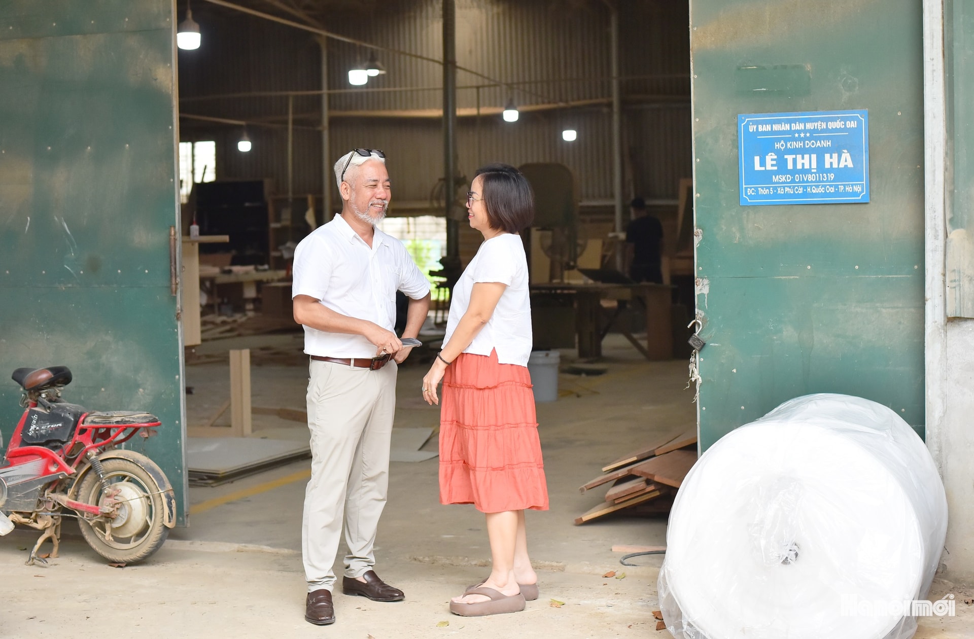 Gia Khanh Furniture Company Limitedの取締役であるNguyen Anh Hung氏(左)によると、工芸村が持続的に発展し、民間経済と密接に連携するためには、同期した戦略が必要であるとのことだ。具体的には、地元の若者の職業訓練に重点を置くこと、名門大学で訓練を受けた建築家を採用すること、生産拠点を集中的に計画することなどだ。