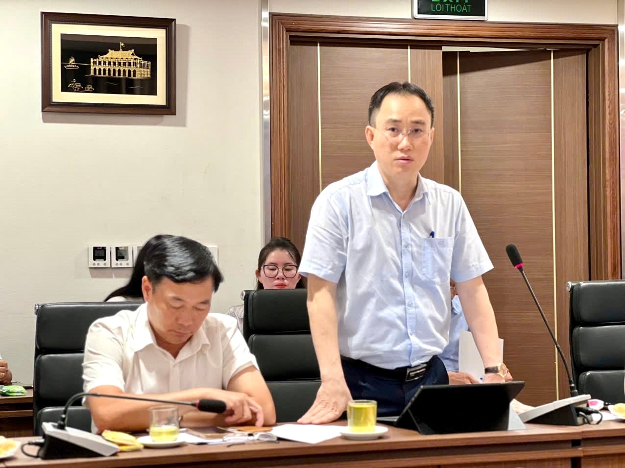 Trưởng Ban Tuyên giáo và Dân vận Đảng ủy Mã Hoài Nam, Thành viên Hội đồng, Tổng Công ty Điện lực Hà Nội báo cáo tại hội nghị thông tin chuyên đề chiều 3-6. Ảnh: Hương Ly 