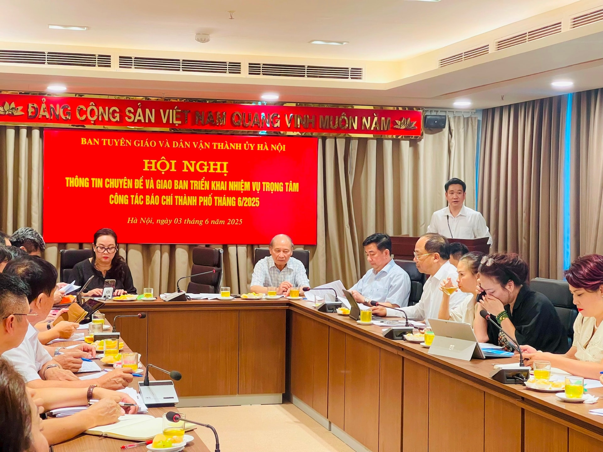 Phó Trưởng Ban Tuyên giáo và Dân vận Thành ủy Nguyễn Huy Cường phát biểu kết luận phiên họp thông tin chuyên đề chiều 3-6. Ảnh: Hương Ly