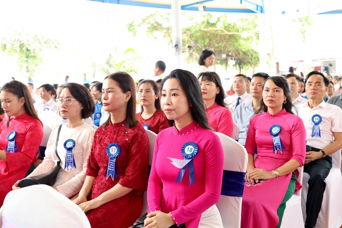 TRỰC TUYẾN: Công đoàn Thủ đô biểu dương gia đình, động viên con công nhân, viên chức, lao động tiêu biểu