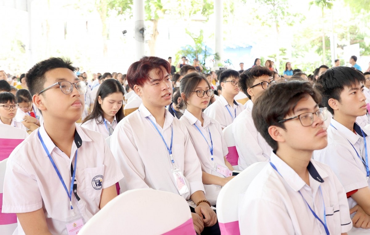 TRỰC TUYẾN: Công đoàn Thủ đô biểu dương gia đình, động viên con công nhân, viên chức, lao động tiêu biểu