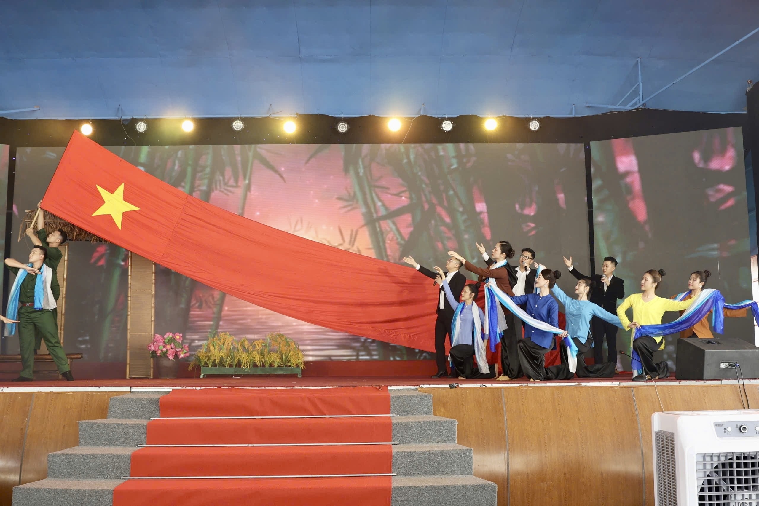 TRỰC TUYẾN: Công đoàn Thủ đô biểu dương gia đình, động viên con công nhân, viên chức, lao động tiêu biểu