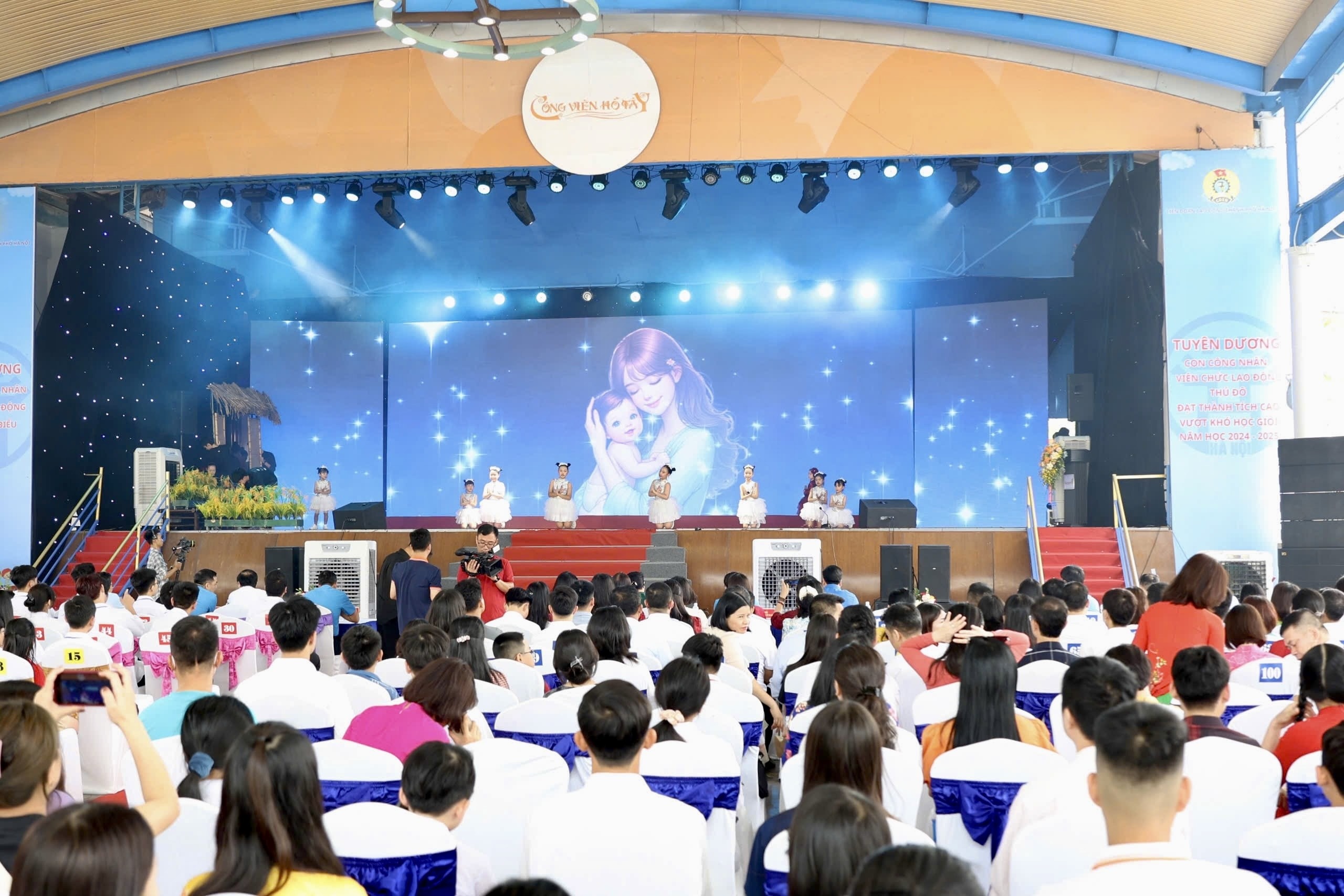 TRỰC TUYẾN: Công đoàn Thủ đô biểu dương gia đình, động viên con công nhân, viên chức, lao động tiêu biểu