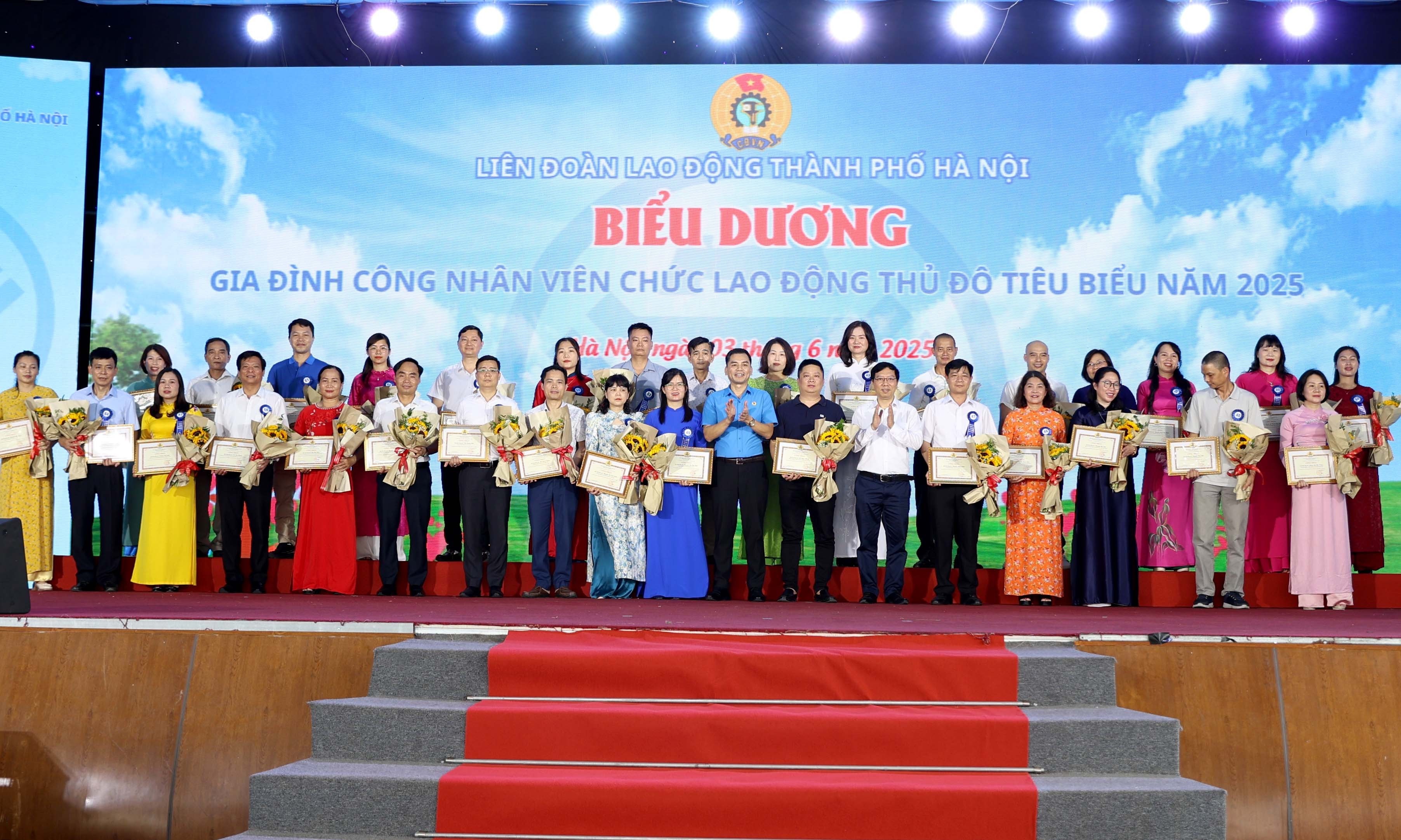 TRỰC TUYẾN: Công đoàn Thủ đô biểu dương gia đình, động viên con công nhân, viên chức, lao động tiêu biểu