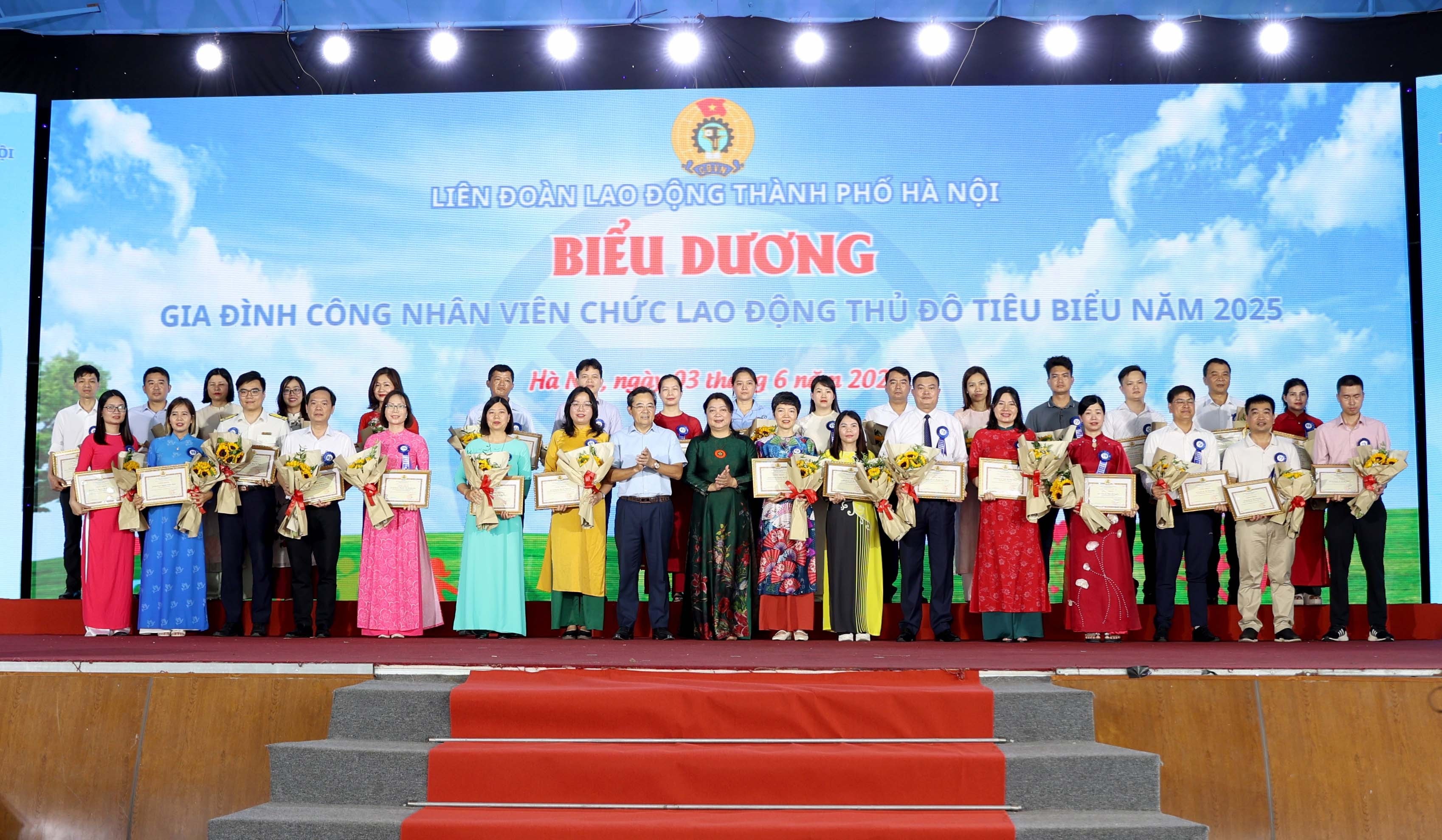 TRỰC TUYẾN: Công đoàn Thủ đô biểu dương gia đình, động viên con công nhân, viên chức, lao động tiêu biểu