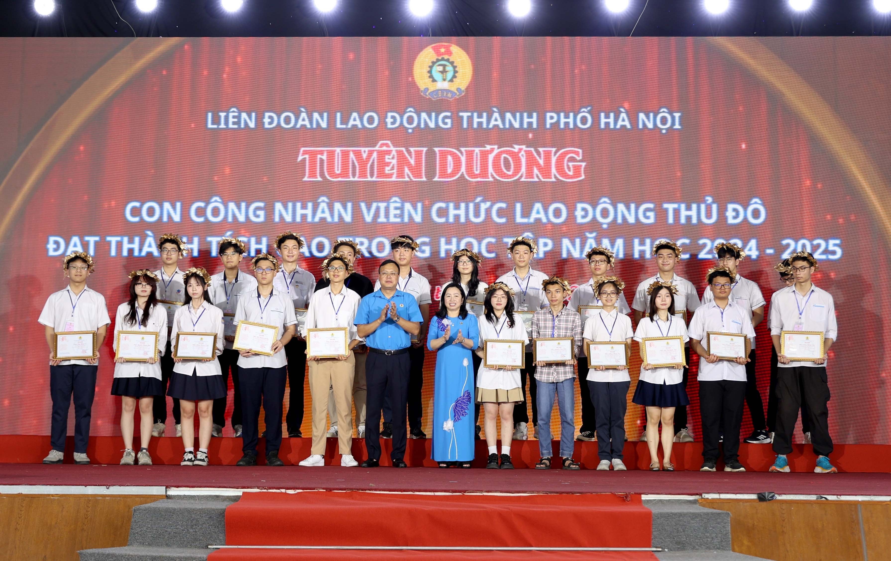 TRỰC TUYẾN: Công đoàn Thủ đô biểu dương gia đình, động viên con công nhân, viên chức, lao động tiêu biểu