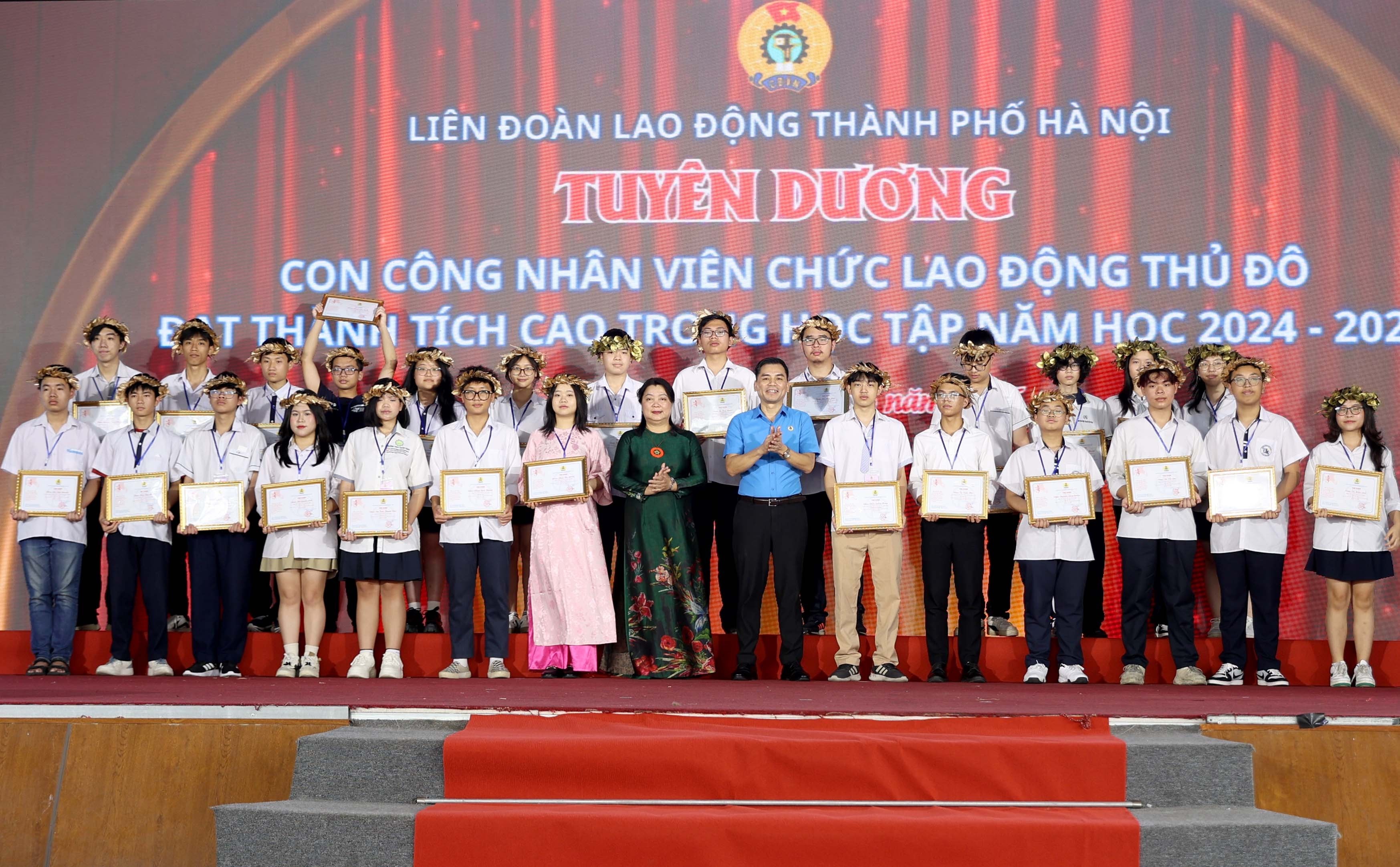 TRỰC TUYẾN: Công đoàn Thủ đô biểu dương gia đình, động viên con công nhân, viên chức, lao động tiêu biểu
