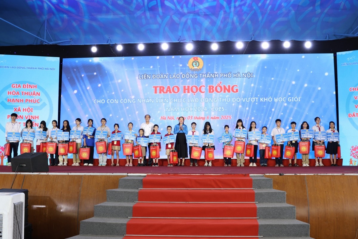 TRỰC TUYẾN: Công đoàn Thủ đô biểu dương gia đình, động viên con công nhân, viên chức, lao động tiêu biểu