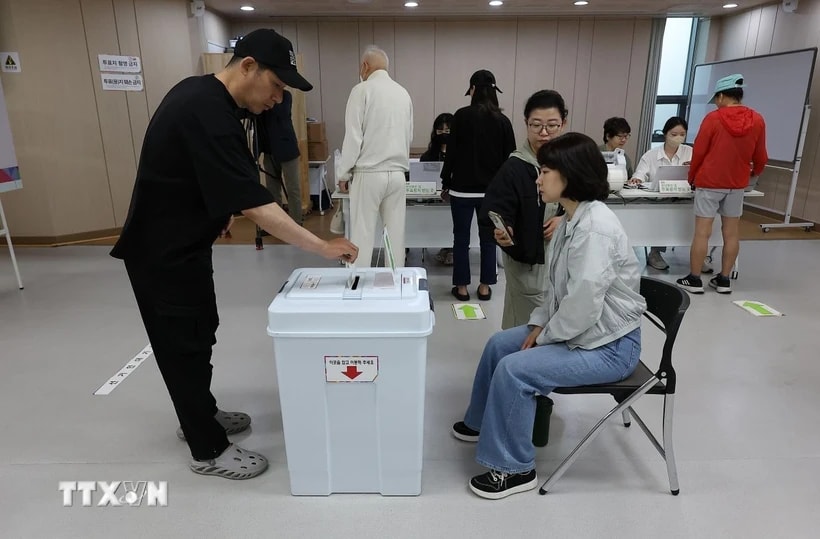 Cử tri bỏ phiếu sớm bầu Tổng thống tại điểm bầu cử ở Seoul, Hàn Quốc. (Ảnh: Yonhap/TTXVN)