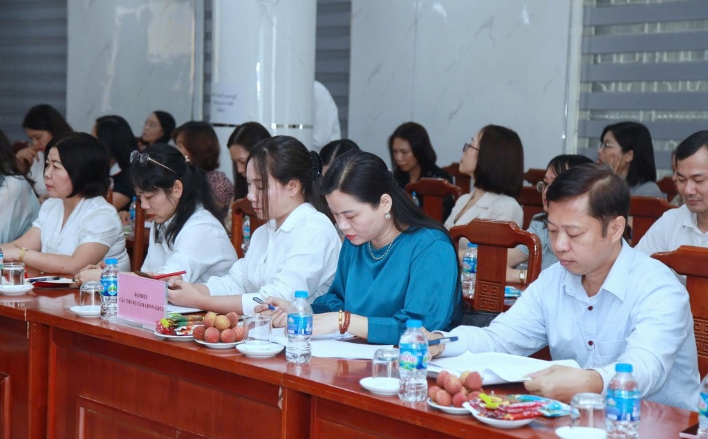 Các đại biểu dự hội thảo.
